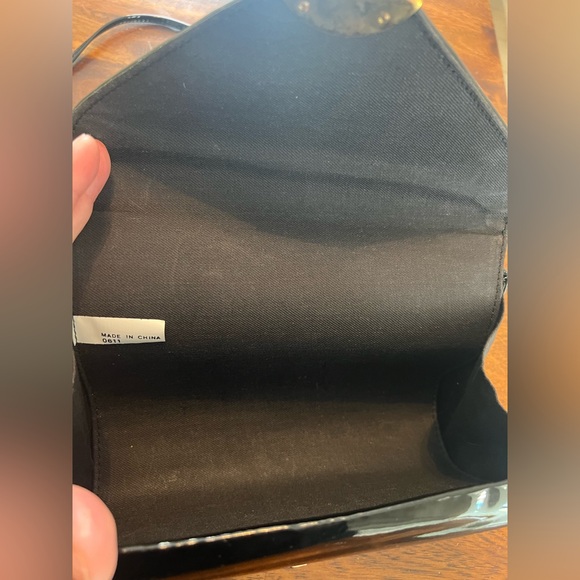 Vintage-Inspired Black Patent Shoulder Bag - Picture 4 of 5